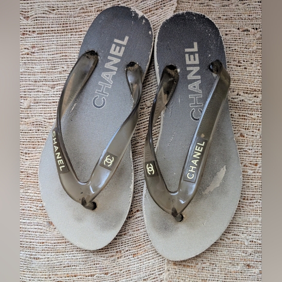 CHANEL Gray & "CC" Logo Flip Flops RARE - Picture 1 of 5